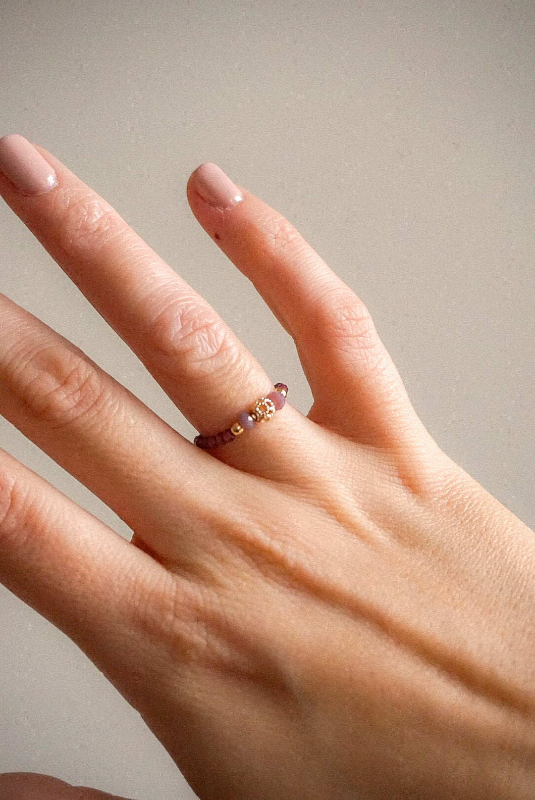 Anillo Granate y Bola Dorada