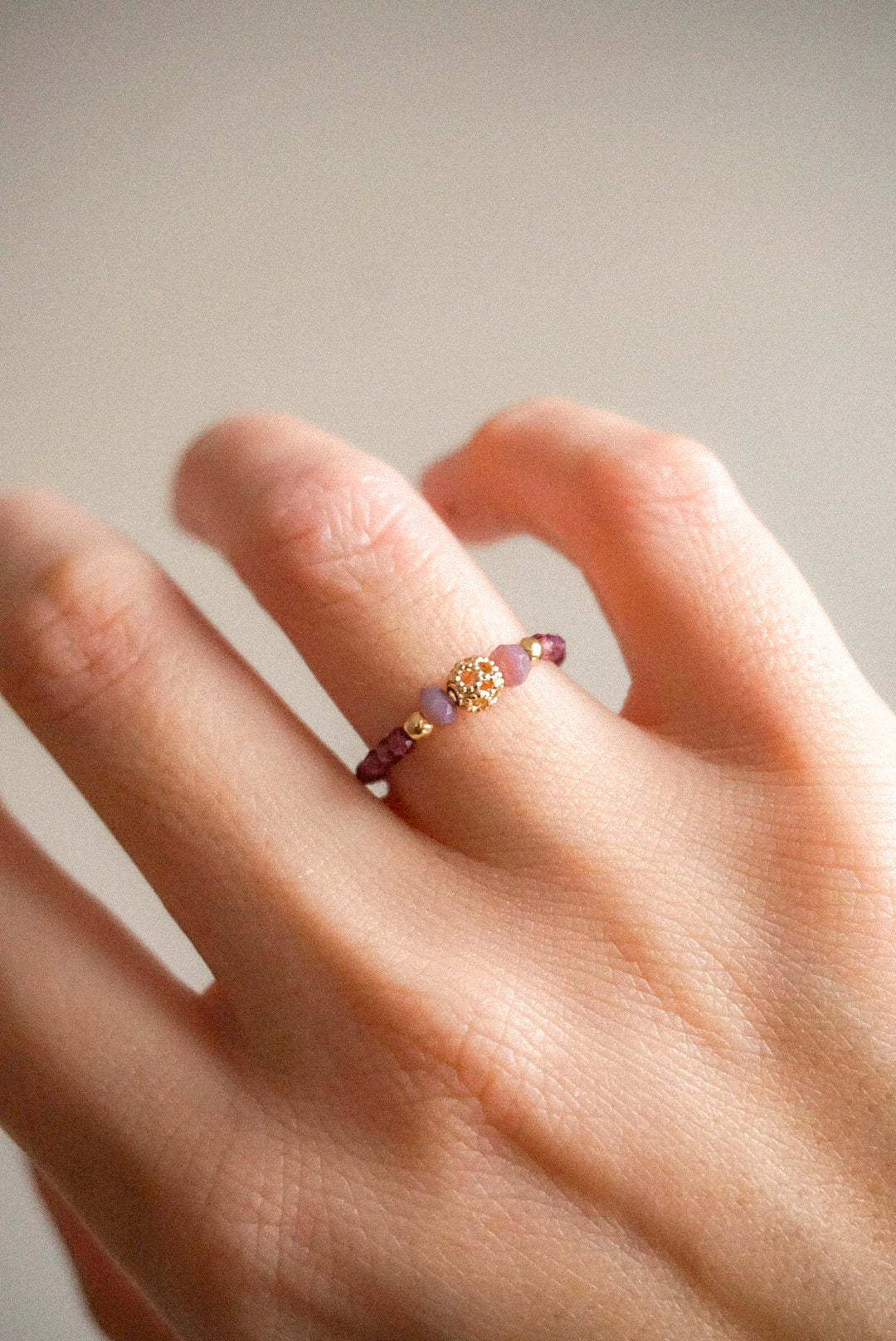 Anillo Granate y Bola Dorada