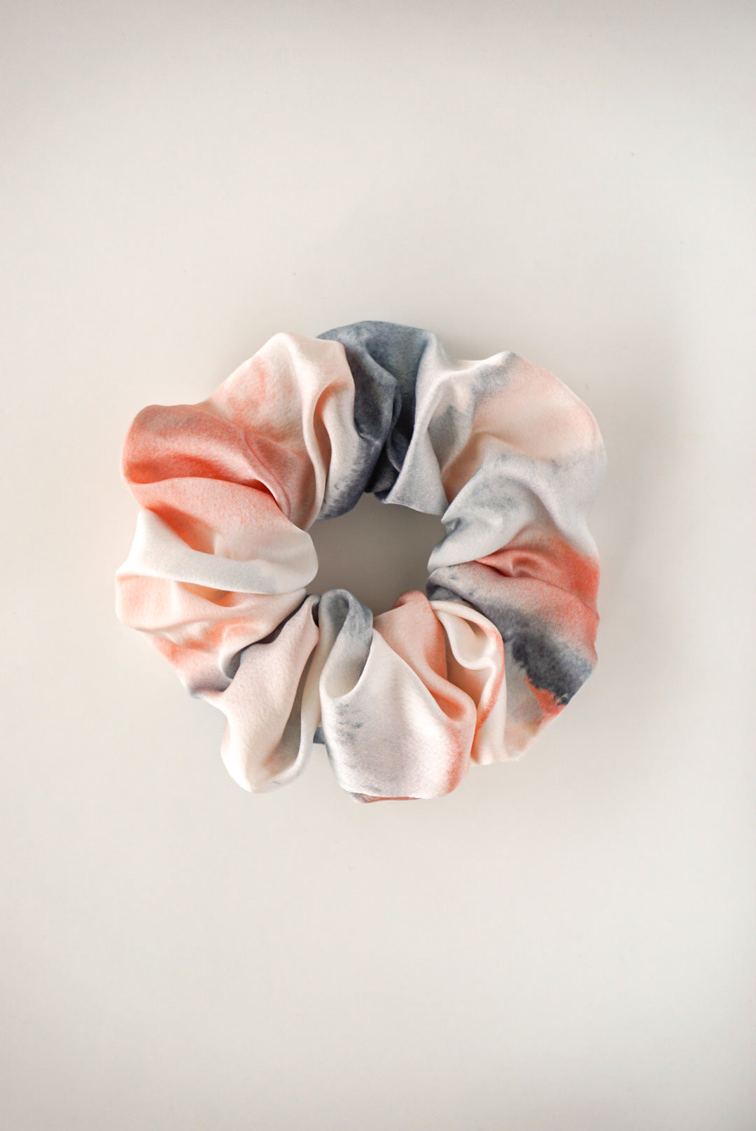 Scrunchie Tie Dye Gris-Melocotón Satin