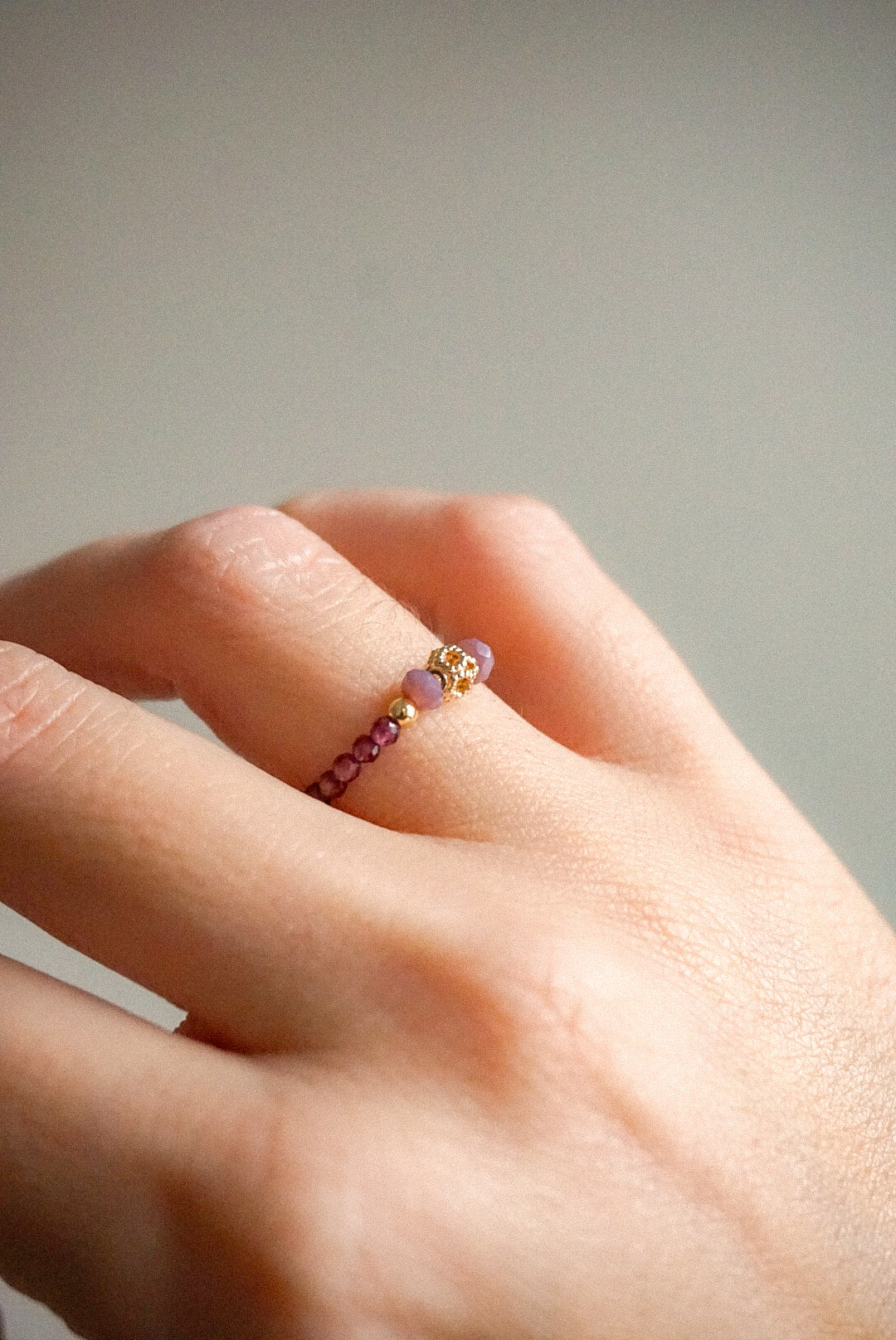 Anillo Granate y Bola Dorada