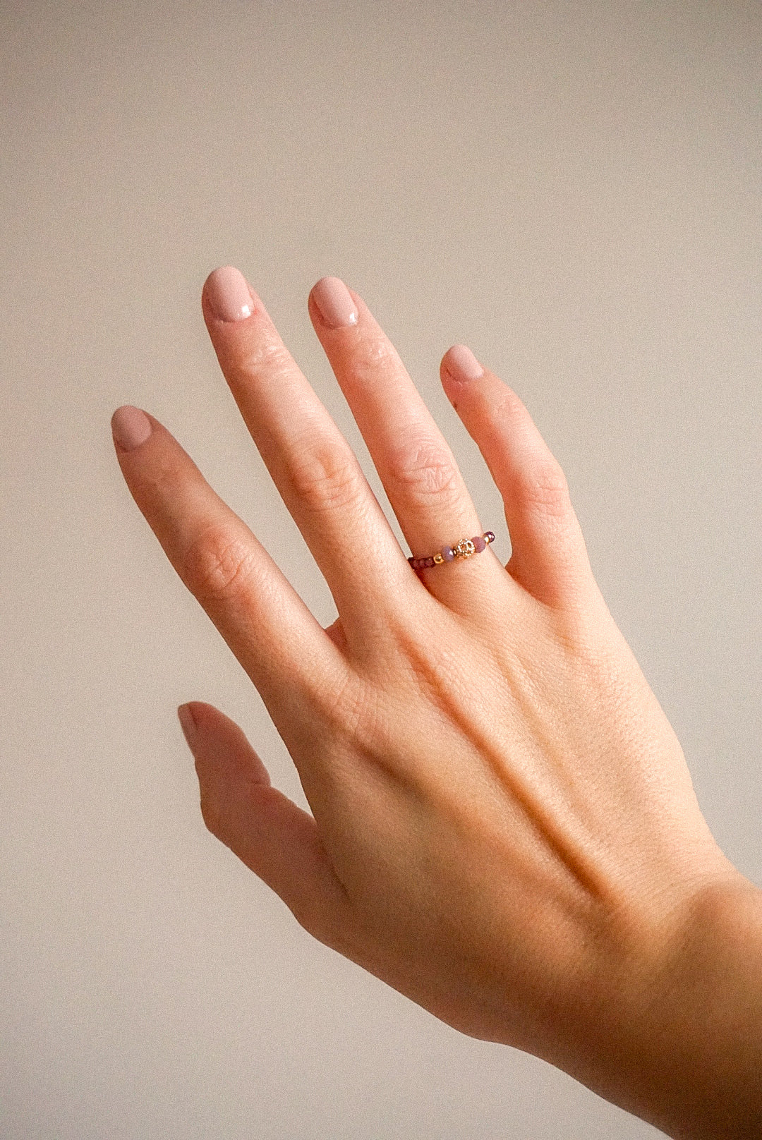 Anillo Granate y Bola Dorada